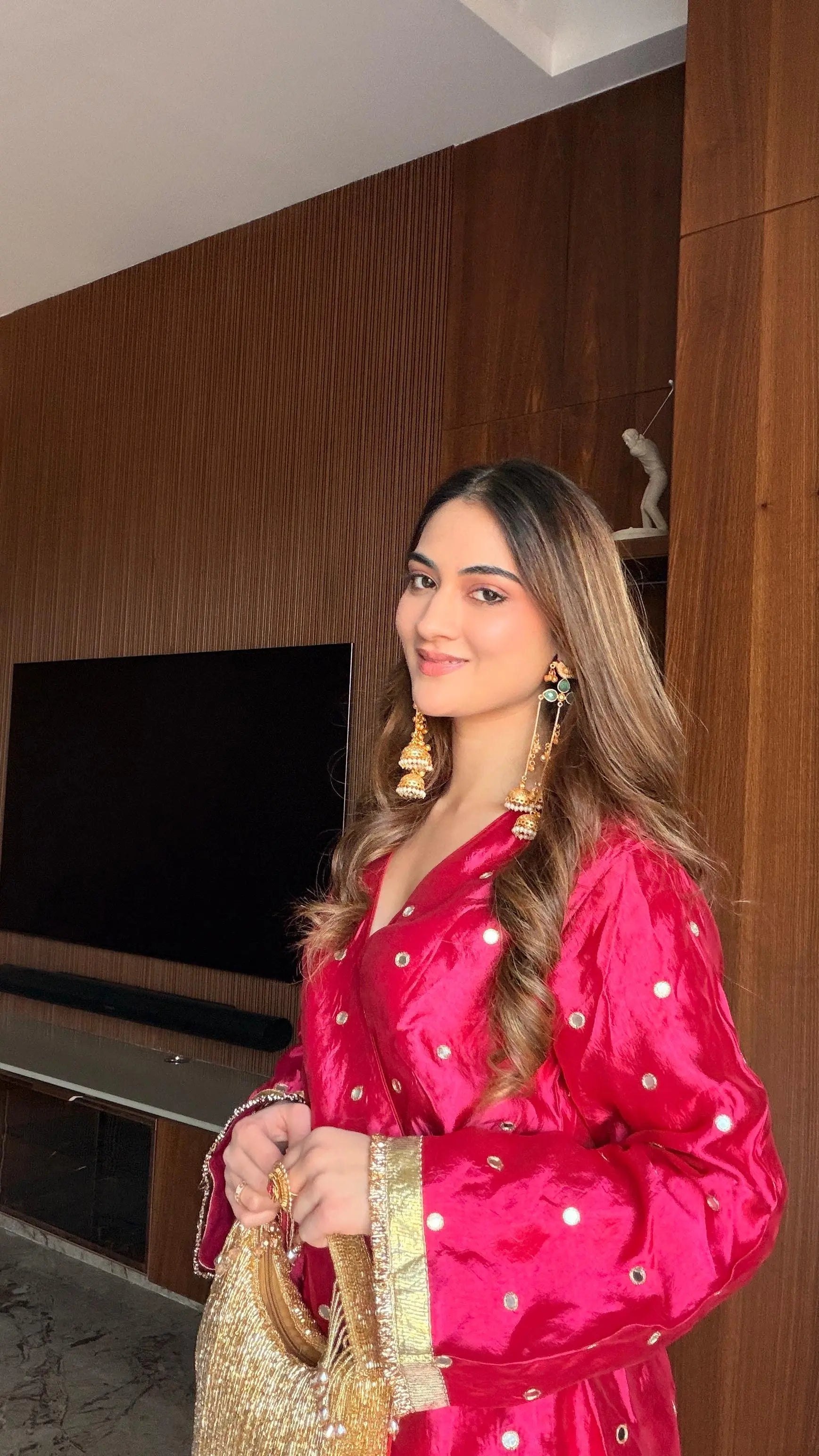 SHIVAMI JAIN IN IZAAR
